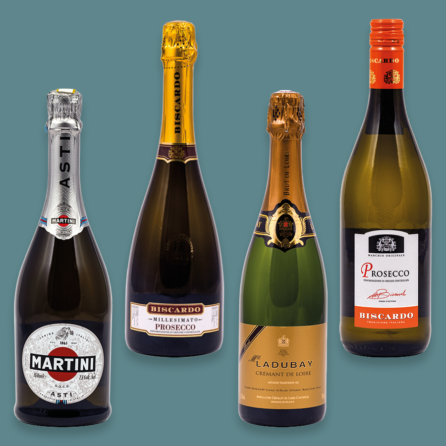 Vier verschiedene Flaschen Prosecco